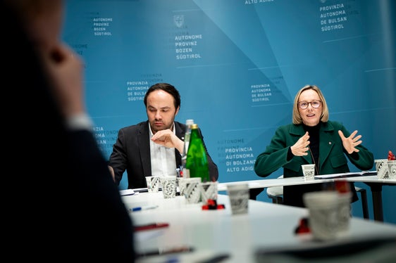 Landesrat Philipp Achammer und Landesrätin Magdalena Amhof stellten im gemeinsamen Mediengespräch am 3. Februar ihre für 2025 geplanten Schwerpunkte vor. (Foto: LPA/Fabio Brucculeri)