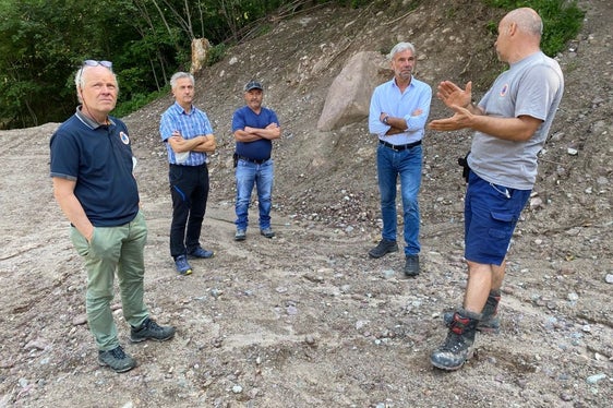 Besichtigung der Hangsicherung am Sinichbach (v.li.): Fabio De Polo, Willigis Gallmetzer, Luis Kienzl (Besitzer Haus), Landesrat Arnold Schuler, Manfred Tschöll (Foto: LPA/Noemi Prinoth)