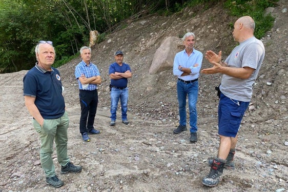 Ispezione del rafforzamento del pendio del rio Sinigo (da sinistra): Fabio De Polo, Willigis Gallmetzer, Luis Kienzl (proprietario della casa), l'assessore Arnold Schuler, Manfred Tschöll (Foto: LPA/Noemi Prinoth)