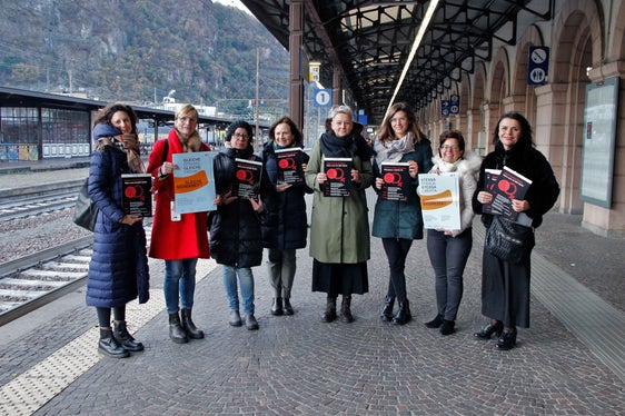 Engagierte Frauen des Landesbeirates für Chancengleichheit und des Frauenbüros haben heute ab halb 8 Uhr am Bozner Bahnhof Infoflyer zum Tag gegen Gewalt an Frauen verteilt. (Foto: LPA/Greta Stuefer)