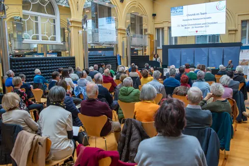 Croniste e cronisti vogliono mettere in comune le proprie risorse. Un centinaio di loro, altoatesini e tirolesi, si sono detti d'accordo in occasione della 23a Giornata dei cronisti (Foto: ASP/Fabio Brucculeri)
