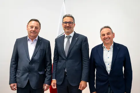 La Sportschützenverband altoatesina in visita inaugurale a Palazzo Widmann. L'associazione riunisce cinque comprensori con oltre 40 corporazioni di tiro sportivo in tutta la provincia. Diverse centinaia di tiratori e tiratrici attivi partecipano regolarmente alle gare. Nella foto da sinistra a destra: Nikolaus Weger (vice-Landesschützenmeister), il presidente Arno Kompatscher, Markus Passler (Landesoberschützenmeister). (Foto: USP/Fabio Brucculeri)