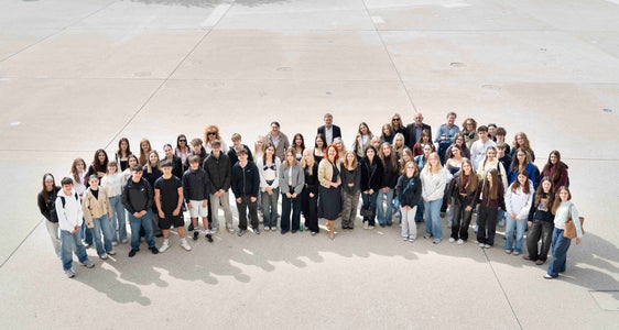Beim Besuch in Innsbruck: Die Tiroler Bildungslandesrätin Cornelia Hagele (erste Reihe, Mitte), Vorstand der Tiroler Abteilung Südtirol, Europaregion und Außenbeziehungen Simon Lochmann (dritte Reihe, Mitte) sowie weitere Vertreter der Euregio gemeinsam mit rund 70 Jugendlichen und sechs Lehrpersonen der Euregio-Schulpartnerschaft der HAK Wörgl, FOS Meran und „Antonio Tambosi“ Trient (Foto: Land Tirol/Krepper)