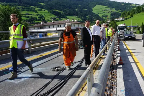 Il ponte Hofer a Vipiteno viene demolito e ricostruito per una maggiore tutela di Vipiteno dal Procede bene l’esecuzione dei lavori per il nuovo ponte Hofer a Vipiteno. Un'immagine del recente sopralluogo: i sindaci di Vipiteno e Vizze, Peter Volgger (3. da sx) e Stefan Gufler (4. da sx). (Foto: ASP/Ripartizione Infrastrutture)