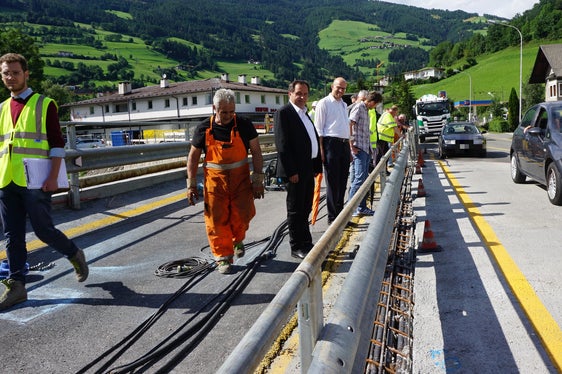 Il ponte Hofer a Vipiteno viene demolito e ricostruito per una maggiore tutela di Vipiteno dal Procede bene l’esecuzione dei lavori per il nuovo ponte Hofer a Vipiteno. Un'immagine del recente sopralluogo: i sindaci di Vipiteno e Vizze, Peter Volgger (3. da sx) e Stefan Gufler (4. da sx). (Foto: ASP/Ripartizione Infrastrutture)