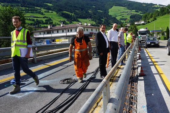 Il ponte Hofer a Vipiteno viene demolito e ricostruito per una maggiore tutela di Vipiteno dal Procede bene l’esecuzione dei lavori per il nuovo ponte Hofer a Vipiteno. Un'immagine del recente sopralluogo: i sindaci di Vipiteno e Vizze, Peter Volgger (3. da sx) e Stefan Gufler (4. da sx). (Foto: ASP/Ripartizione Infrastrutture)