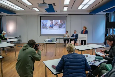 L'assessora provinciale Rosmarie Pamer (a destra) insieme alla direttrice dell'Agenzia per la famiglia Carmen Plaseller (a sinistra) e al direttore dell'ASSE Eugenio Bizzotto (al centro) hanno fornito oggi informazioni su cifre e dati relativi alla politica familiare in Alto Adige. (Foto: ASP/Greta Stuefer)