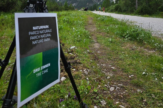Durch das Spektiv können Naturinteressierte in den Naturparks allerhand Besonderheiten entdecken. (Foto: LPA/Landesamt für Natur/Samuel Boatto)