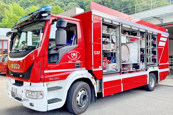 Die Landesregierung hat in ihrer gestrigen Sitzung die Zuweisung von Beiträgen für Feuerwehr-Fahrzeuge an Bezirksstützpunkten genehmigt. In der Neuberechnung der Kosten werden unter anderem die gestiegenen Kosten für die Instandhaltung der Beladung und des Aufbaus der Gefahrgutfahrzeuge und der Dekontaminierungsfahrzeuge (im Bild) berücksichtigt. (Foto: Landesverband der Freiwilligen Feuerwehren Südtirols/Diddi Osele)