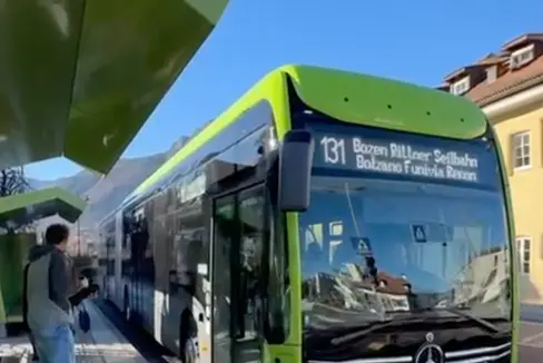 Neue 18 Meter lange Busse sind nun in Südtirol im Einsatz. Durch eine Kombination von Wasserstoff-Antrieb und Elektro-Antrieb fahren die Busse auch auf langen Strecken emissionsfrei. (Foto: LPA/Elisabeth Stampfer)