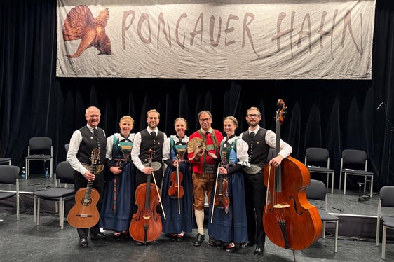 Preisverleihung: Robert Schwärzer (Dritter von rechts) hat der Familienmusik Huber (im Bild) beim Festabend am 9. Mai den überregionalen Volksmusikpreis Pongauer Hahn überreicht. (Foto: LPA/Referat Volksmusik in der Landesmusikschuldirektion/Günther Hopfgartner)