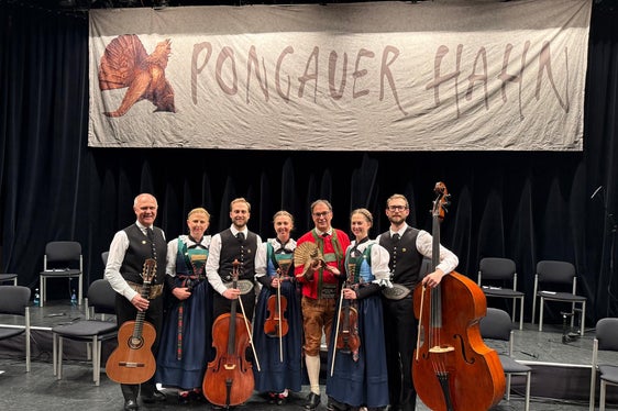 Preisverleihung: Robert Schwärzer (Dritter von rechts) hat der Familienmusik Huber (im Bild) beim Festabend am 9. Mai den überregionalen Volksmusikpreis Pongauer Hahn überreicht. (Foto: LPA/Referat Volksmusik in der Landesmusikschuldirektion/Günther Hopfgartner)