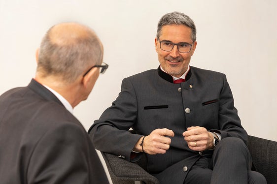 Landeshauptmann Kompatscher (r.) im Gespräch mit Landeshauptmann Mattle: Wir können es uns nicht leisten, das Transitproblem aufzuschieben, bis ein Gericht irgendwann eine Entscheidung fällt.. (Foto: Land Tirol/Die Fotografen)
