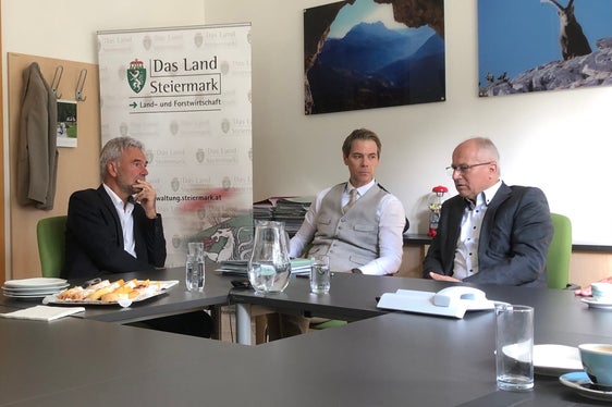 Ähnliche Herausforderungen, ähnliche Ziele: LR Schuler, Franz Grießler (Leiter der Abteilung Land- und Forstwirtschaft der Steiermark) und LR Seitinger im Gespräch (Foto: Land Steiermark)