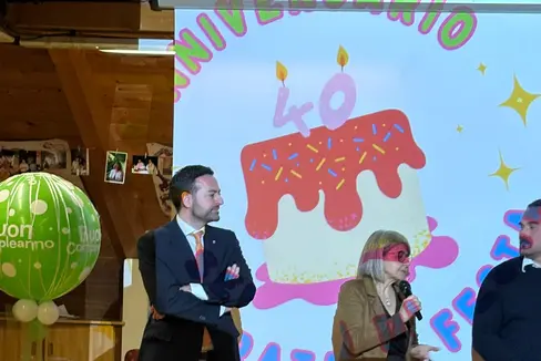 Landesrat für Italienische Bildung und Kultur, Marco Galateo, Bürgermeisterin von Branzoll, Giorgia Mongillo, und der Vorsitzende der Jugendgruppe Flowers EO, Ruben Sadei (von links) (Foto: LPA)