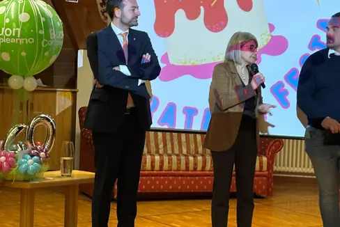 Landesrat für Italienische Bildung und Kultur, Marco Galateo, Bürgermeisterin von Branzoll, Giorgia Mongillo, und der Vorsitzende der Jugendgruppe Flowers EO, Ruben Sadei (von links) (Foto: LPA)