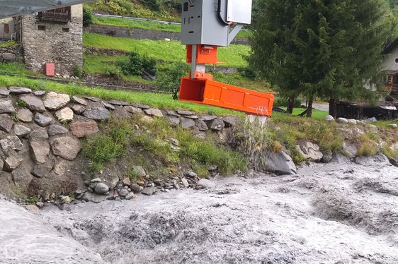 Mit dem mobilen Geschiebefangkorb an der neuen Pegelmessstelle am Suldenbach in Stilfser Brücke wird das Geschiebe entnommen. (Foto: LPA/Landesamt für Hydrologie und Stauanlagen in der Agentur für Bevölkerungsschutz)