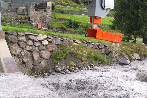 Mit dem mobilen Geschiebefangkorb an der neuen Pegelmessstelle am Suldenbach in Stilfser Brücke wird das Geschiebe entnommen. (Foto: LPA/Landesamt für Hydrologie und Stauanlagen in der Agentur für Bevölkerungsschutz)