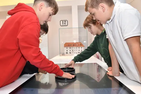 Interessante, interaktive Einblicke in die Europaregion Tirol-Südtirol-Trentino gibt es im Infopoint in Innsbruck. (Foto: LPA/Land Tirol/Alexandra Sidon)