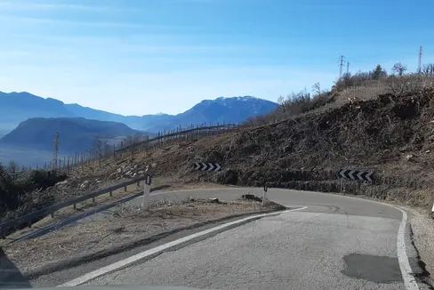 Zwei enge Kehren auf der Landesstraße nach Glaning sollen entschärft werden: So wird das Dorf auch für Autobusse leichter erreichbar. (Foto: LPA/Sabine Thurner)