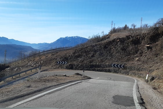 Zwei enge Kehren auf der Landesstraße nach Glaning sollen entschärft werden: So wird das Dorf auch für Autobusse leichter erreichbar. (Foto: LPA/Sabine Thurner)