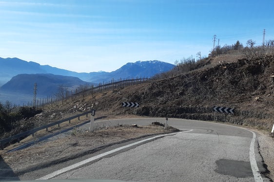Zwei enge Kehren auf der Landesstraße nach Glaning sollen entschärft werden: So wird das Dorf auch für Autobusse leichter erreichbar. (Foto: LPA/Sabine Thurner)