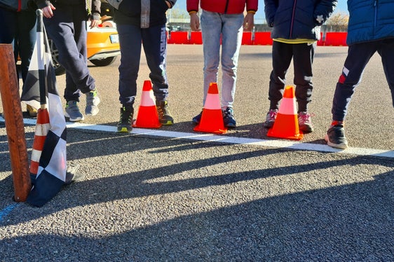 Alcuni scolari durante il corso Hallo Auto organizzato dal Centro di guida sicura Safety Park. (Foto: USP/STA-Safety Park)
