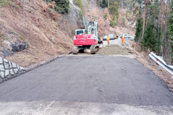 Sicherungsarbeiten am 6. Februar: An der vom Steinschlag betroffenen Stelle wurden der Straßenunterbau und die Asphaltschicht erneuert. Die Steinschlagschutzbarrieren wurden provisorisch instand gesetzt. Sie sollen mittelfristig vollständig erneuert werden. (Foto: LPA/Ressort für Infrastrukturen und Mobilität)