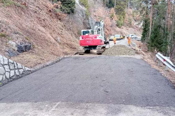 Nel punto interessato, sono stati rinnovati il sottofondo stradale e lo strato di asfalto, mentre le barriere paramassi sono state provvisoriamente risanate e nel medio termine saranno completamente rinnovate. Nella foto, i lavori mentre erano in corso nella giornata di venerdì 6 febbraio. (Foto: USP/Dipartimento Infrastrutture e Mobilità)