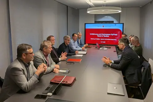 Die Umfahrung für Sand in Taufers war das Hauptthema der Besprechung von den Bürgermeistern Robert Steger (Prettau), Paul Niederbrunner (Mühlwald), Helmuth Klammer (Ahrntal) und Josef Nöckler (Sand in Taufers), Gemeindetechniker Stefan Stocker, Gemeindesekretär Stefan Haidacher mit Florian Knollseisen (Amt für Straßenbau Nord/Ost), Götz Rufinatscha (Straßendienst Pustertal), Martin Moser (Amt für Wildbach- und Lawinenverbauung Ost) und Mobilitätslandesrat Daniel Alfreider. (Foto: LPA/Ingo Dejaco)