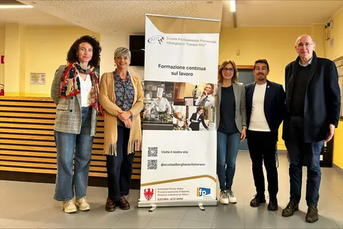 Zusammenarbeit zwischen Schule, Handel und Wirtschaft. Im Bild (von links): Lorena Sala (Handels- und Dienstleistungsverband hds), Schuldirektorin Coretta Ceretta, die Koordinatoren der Weiterbildung am Arbeitsplatz Silvia Capelletti und Alessandro Lauria sowie Pietro Perez (hds). (Foto: LPA)