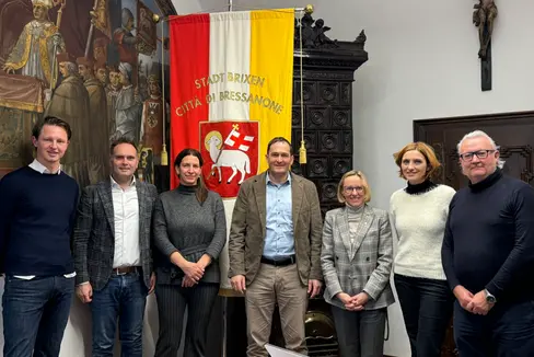 Vernetzung zwischen Land und Gemeinde: Der Stadtrat von Brixen (im Bild v.l. Peter Natter, Thomas Schraffl, Sara Dejakum, Bürgermeister Andreas Jungmann, Landesrätin Amhof, Monika Leitner, Ferdinando Stablum) mit Landesrätin Magdalena Amhof beim gestrigen Treffen in Brixen. (Foto: LPA/Gemeinde Brixen)