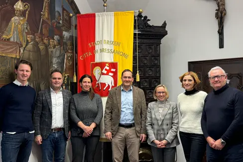 Sinergie tra Provincia e Comune di Bressanone. In foto (da sinistra) gli assessori comunali Peter Natter, Thomas Schraffl, Sara Dejakum, il sindaco Andreas Jungmann, l'assessora provinciale Magdalena Amhof, l'assessora comunale Monika Leitner e il vicesindaco Ferdinando Stablum (Foto: USP/Comune di Bressanone)