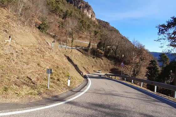 Eine gute Erreichbarkeit des Wohnortes ist ein wichtiges Element, um zu vermeiden, dass Bürgerinnen und Bürger aus den Dörfern abwandern. Nach dem geplanten Ausbau der Glaninger Straße werden Busse mit bis zu zwölf Metern Gesamtlänge diesen Abschnitt befahren können. (Foto: LPA/Sabine Thurner)