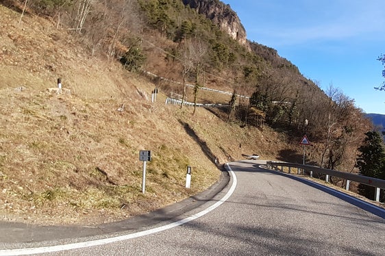 Una buona accessibilità alle aree residenziali è un elemento importante per evitare che le persone si allontanino dai paesi. Dopo il previsto ampliamento, anche gli autobus con una lunghezza totale fino a dodici metri potranno utilizzare la strada di Cologna. (Foto: ASP/Sabine Thurner)