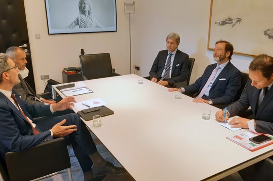 Hanno discusso le sfide e le possibili soluzioni alle varie crisi in atto nel contesto europeo: (da sinistra) il presidente Kompatscher, Klaus Luther, direttore di Ripartizione, il console onorario Brandstätter, l'ambasciatore Elbling, Wagner, Ambasciata tedesca (Foto:ASP/Guido Steinegger)