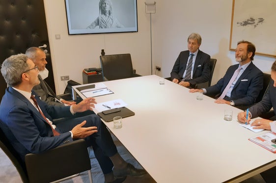 Erörterten die Herausforderungen und Lösungsmöglichkeiten der verschiedenen aktuellen Krisen im europäischen Kontext: (v.l.) LH Kompatscher, Klaus Luther (Direktor Präsidium Land Südtirol), Honorarkonsul Brandstätter, Botschafter Elbling, Wagner (Leiter pol. Abteilung der Botschaft). (Foto: LPA/Guido Steinegger)