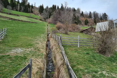 Proseguono i lavori sui rio Valsura, in val d'Ultimo, per aumentare la protezione contro le esondazioni e mitigare le zone di pericolo. (Foto: Ufficio Sistemazione bacini montani Sud)