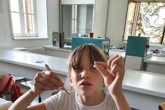 Lara erforscht die Stabilität des Bambus. (Foto: Katja Grai)