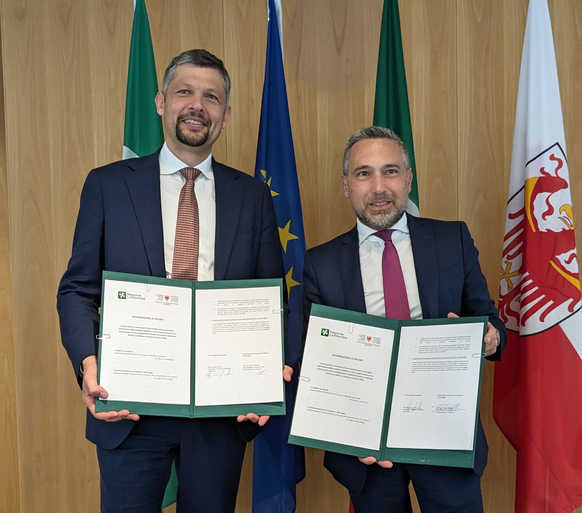 Mobilitätslandesrat Daniel Alfreider und der Assessor der Region Lombardei Franco Lucente nach der Unterzeichnung der Vereinbarung für den neuen RegioExpress Bozen-Mailand. (Foto: Eleonora Tommasi/Regione Lombardia)
