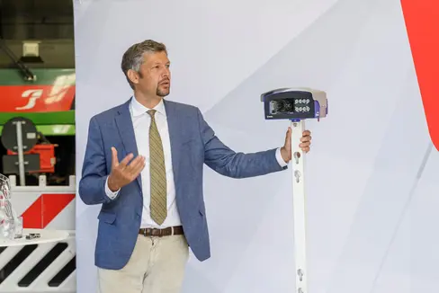 Tutto ciò che abbiamo deciso negli ultimi cinque anni in materia di gestione della mobilità è stato determinato sulla base dei dati, ha sottolineato Alfreider, mostrando in diretta sul monitor ciò che sta accadendo attualmente nella mobilità in Alto Adige. (Foto: ASP/Tiberio Sorvillo)