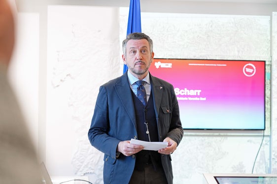 Kurt Scharr, docente dell‘Istituto di scienze storiche ed etnologia europea dell‘Università di Innsbruck, ha lodato Peter Anich, padredell'Atlas Tyrolensis. (Foto: Land Tirol/Hörmann)