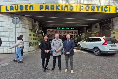 Dopo la prima fase di test, il 6 marzo il parcheggio Lauben Portici di Bolzano ha riaperto al pubblico con la nuova gestione di APCOA Italia S.p.A. Da sinistra a destra: Diana Ingino, Operating office APCOA, l'assessore provinciale al Patrimonio Christian Bianchi e Daniel Bedin, direttore del Dipartimento Opere pubbliche della Provincia autonoma di Bolzano. (Foto: USP)
