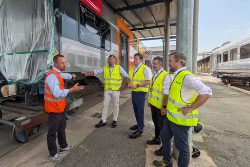Mobilitätslandesrat Daniel Alfreider (im Bild Zweiter von links) hat gemeinsam mit seinem Tiroler Amtskollegen René Zumtobel (dritter von links) das Werk des Unternehmens Alstom im piemontesischen Savigliano besucht. Dort läuft derzeit die Produktion der neuen Coradia Stream-Züge. (Foto: LPA/Ingo Dejaco)