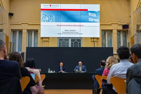 Ziele und Aufgaben der Schule mit italienischer Unterrichtssprache in Südtirol hat der für die italienische Bildung zuständige Landesrat Marco Galateo (vorne rechts) mit dem italienischen Schulamtsleiter Vincenzo Gullotta (vorne links im Bild) heute vorgestellt. (Foto: LPA/Greta Stuefer)