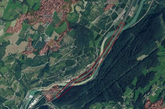Una barriera antirumore, per una lunghezza di 1,6 chilometri, sarà realizzata lungo la carreggiata sud dell’autostrada del Brennero A22 nel tratto compreso fra San Pietro Mezzomonte e Funes, come indicato nella foto. (Foto: ASP)