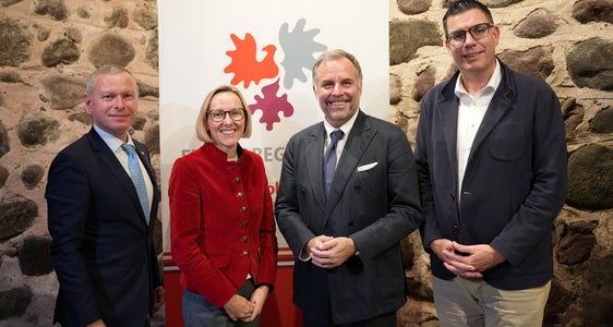 Foto di gruppo al Giovedì culturale dell'Euregio sul futuro dell'UE: (da sinistra) Christoph von Ach (membro altoatesino del segretariato generale dell'Euregio), l'assessora provinciale al Lavoro, Europa e Personale della Provincia autonoma di Bolzano Magdalena Amhof, l'alto funzionario dell'UE Markus Warasin e il segretario generale dell'Euregio Matthias Fink (Foto: Euregio/Armin Gluderer)