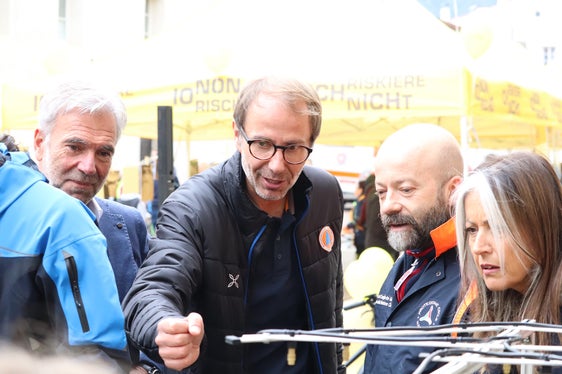 Naturgefahrenmodell in Augenschein genommen (v.l.): Landesrat Arnold Schuler, Direktor der Agentur für Bevölkerungsschutz Klaus Unterweger, Amtsdirektor Roberto Giarola vom Dipartimento Protezione Civile, Mitarbeiterin Anita Vitale. (Foto: LPA/Maja Clara)