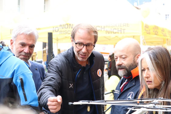 Giornata informativa “Eventi di piena a Bressanone” (da sinistra): l'assessore Arnold Schuler, il direttore dell'Agenzia per la protezione civile, Klaus Unterweger, il direttore Roberto Giarola del Dipartimento Protezione Civile, la collaboratrice della Protezione civile, Anita Vitale. (Foto: ASP/Maja Clara)