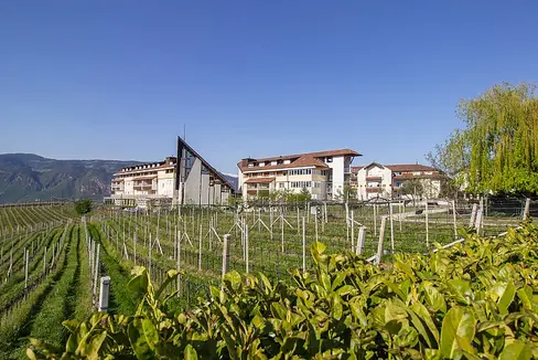 Das Pilotprojekt: Seit 2018 bietet das Vinzenzhaus des Jesuheims in Girlan Raum für ein Pilotprojekt zur stationären sozio-sanitären Betreuung von Menschen mit Behinderungen und schweren Verhaltensstörungen. (Foto: Jesuheim)